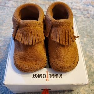 Brand New Infant Minnetonka Moccasin Booties Sz 4